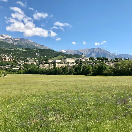 Le Pied De Ville Pouzenc Embrun Exterior foto