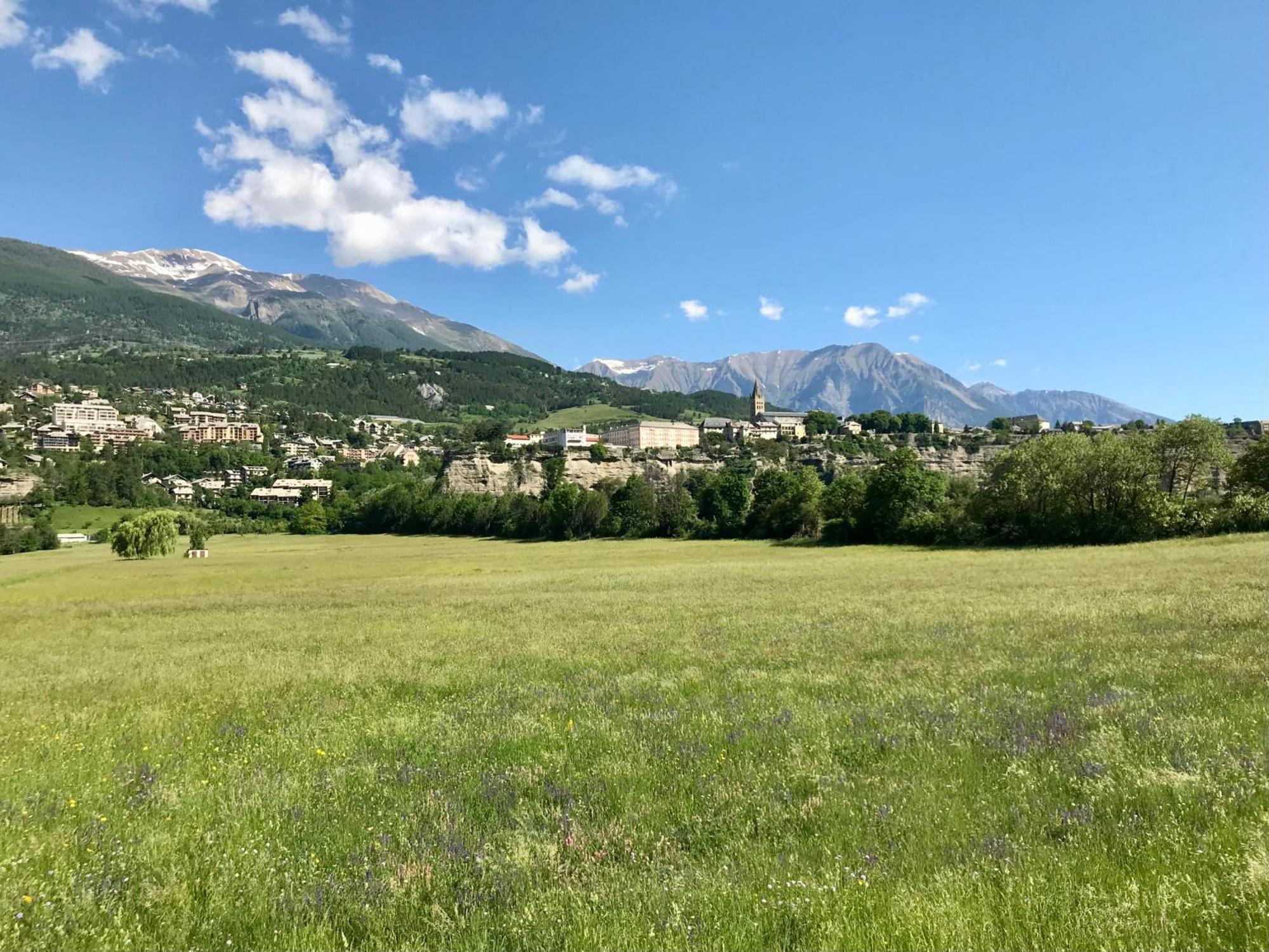 Le Pied De Ville Pouzenc Embrun Exterior foto